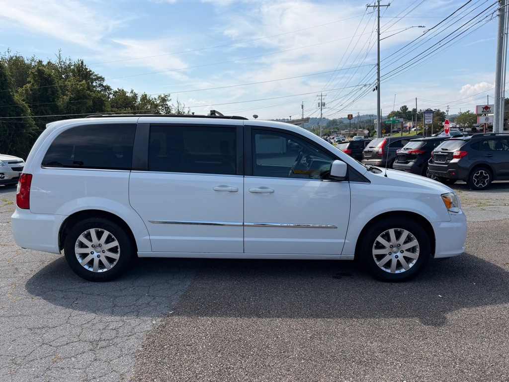 2016 Chrysler Town & Country Image 4