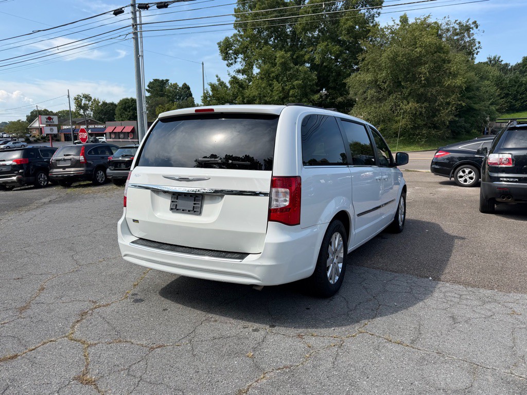 2016 Chrysler Town & Country Image 5