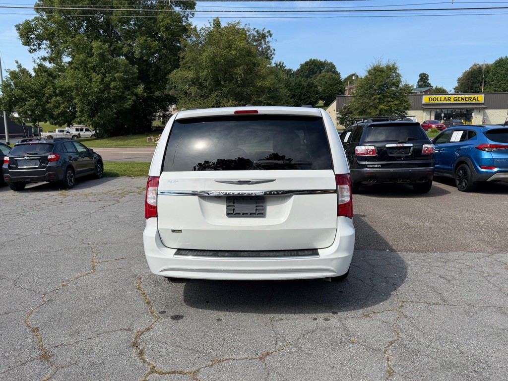 2016 Chrysler Town & Country Image 6