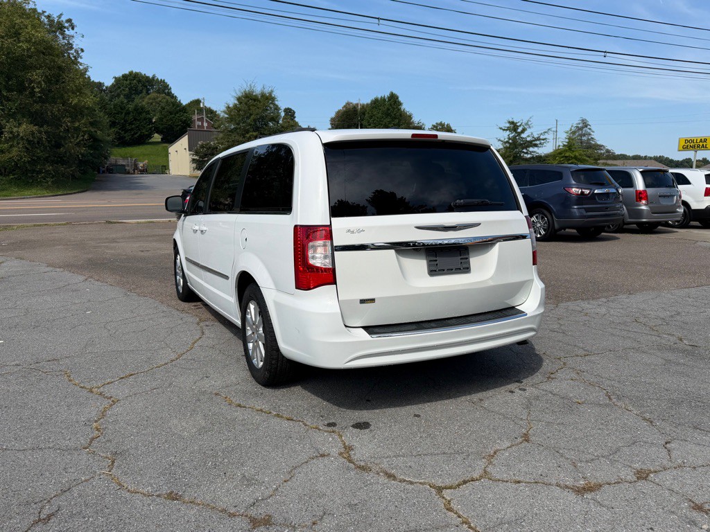 2016 Chrysler Town & Country Image 7