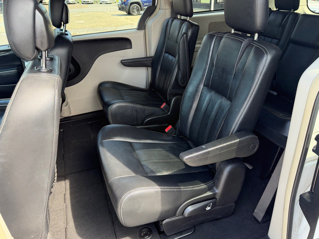 2016 Chrysler Town & Country Image 9