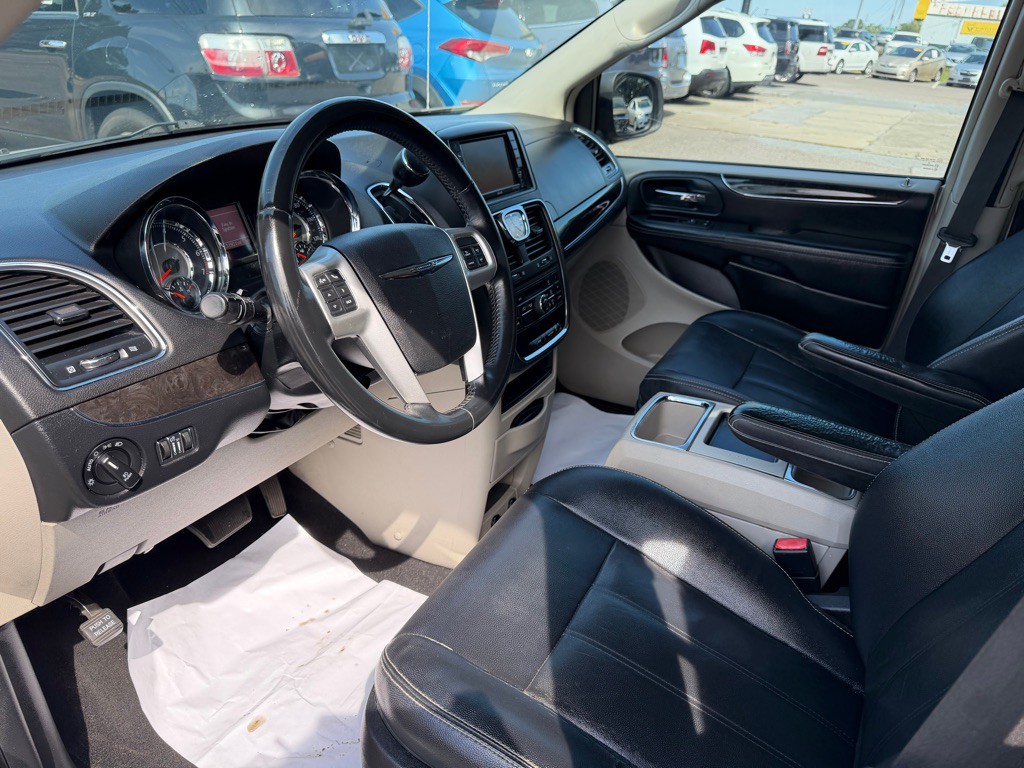 2016 Chrysler Town & Country Image 11