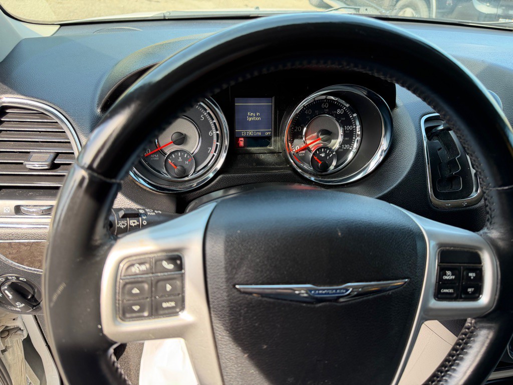 2016 Chrysler Town & Country Image 12
