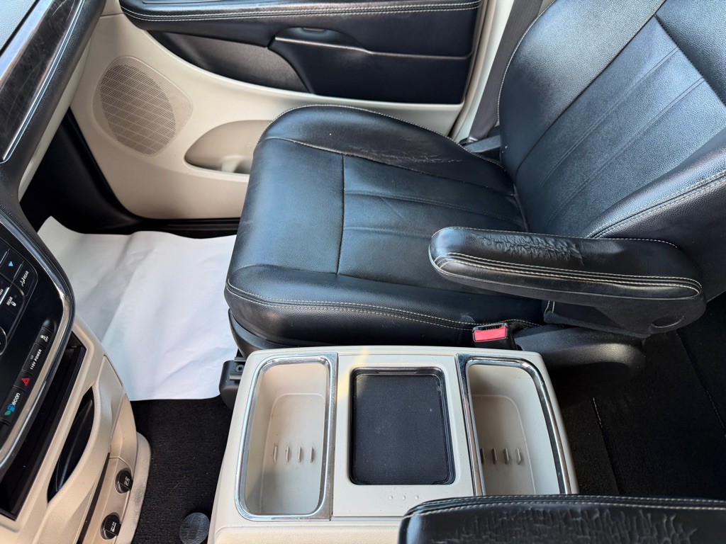 2016 Chrysler Town & Country Image 14