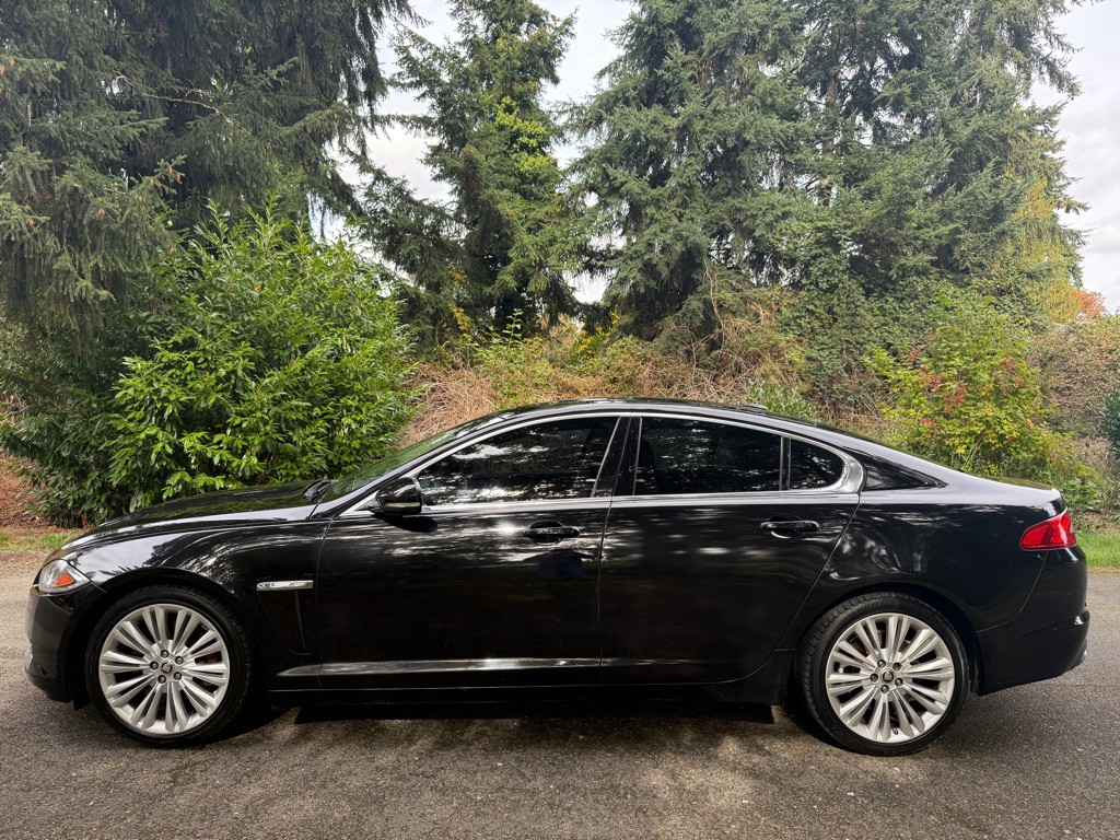 2012 Jaguar XF Image 2