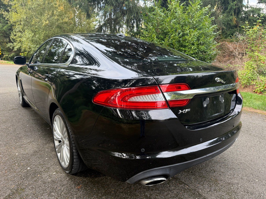 2012 Jaguar XF Image 3