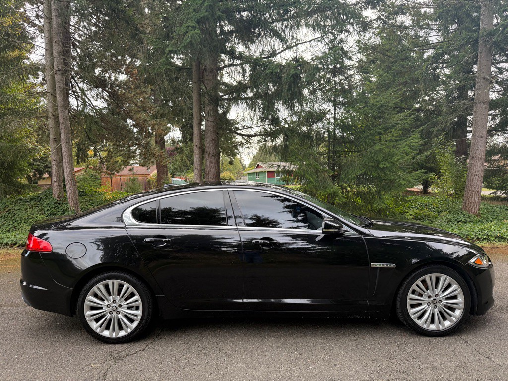 2012 Jaguar XF Image 6