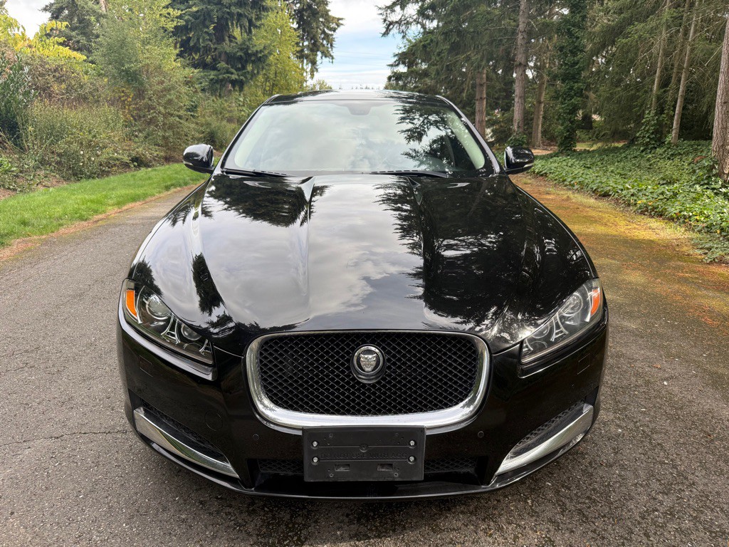 2012 Jaguar XF Image 8