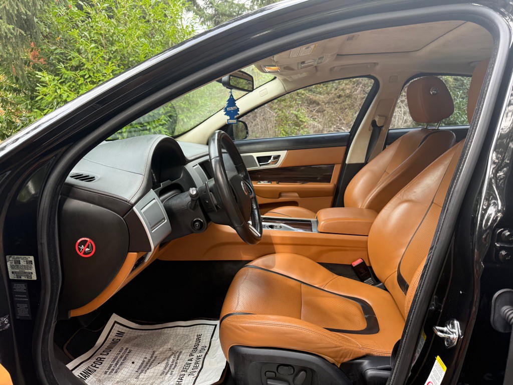2012 Jaguar XF Image 9