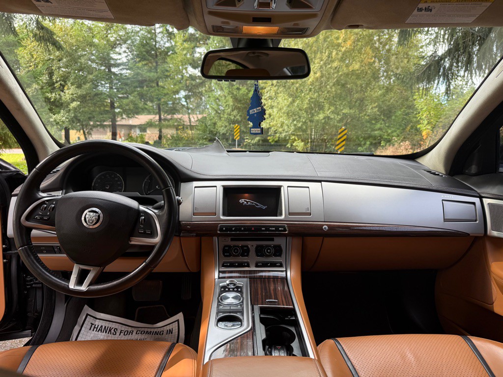 2012 Jaguar XF Image 11
