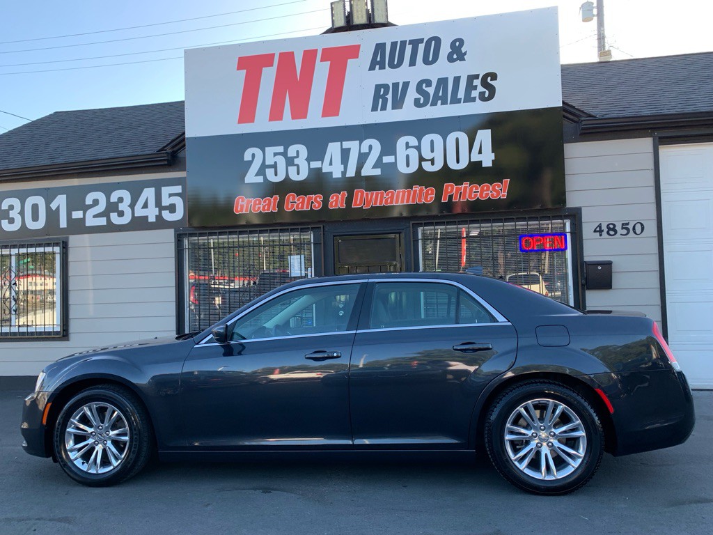 2017 Chrysler 300 Image 2