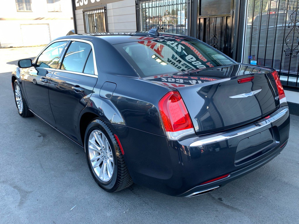 2017 Chrysler 300 Image 3