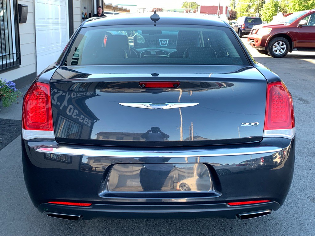 2017 Chrysler 300 Image 4