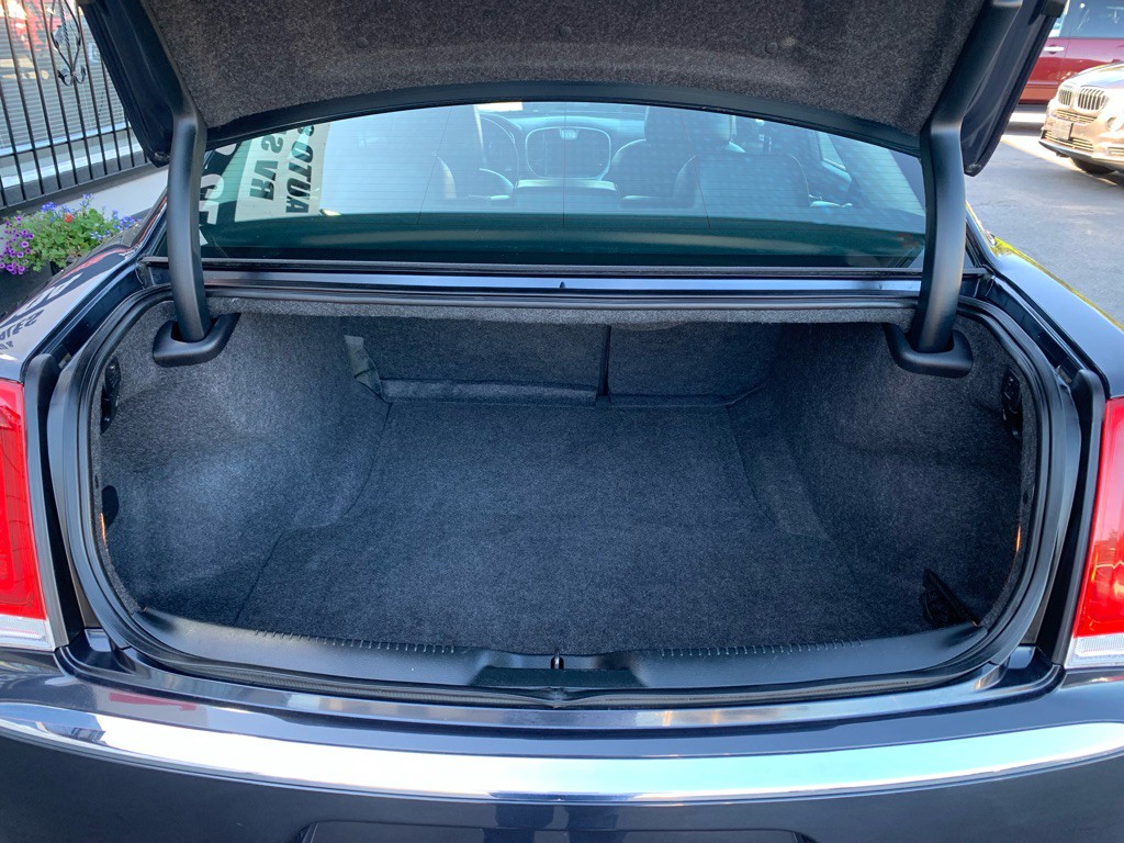 2017 Chrysler 300 Image 5
