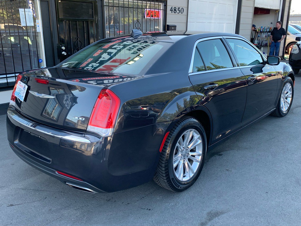 2017 Chrysler 300 Image 6