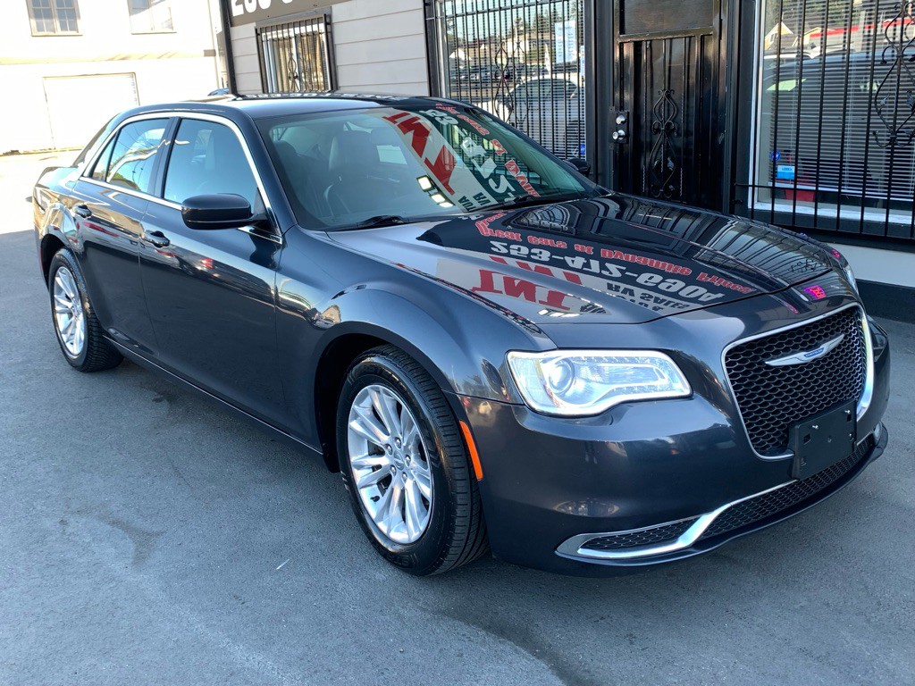 2017 Chrysler 300 Image 8