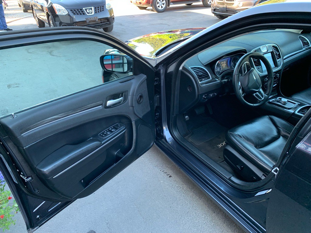 2017 Chrysler 300 Image 9
