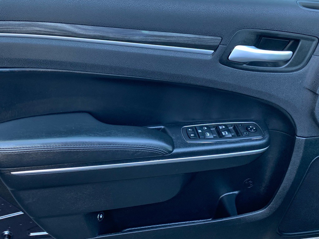 2017 Chrysler 300 Image 10