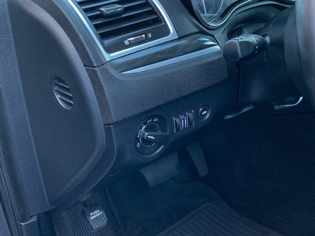2017 Chrysler 300 Image 11