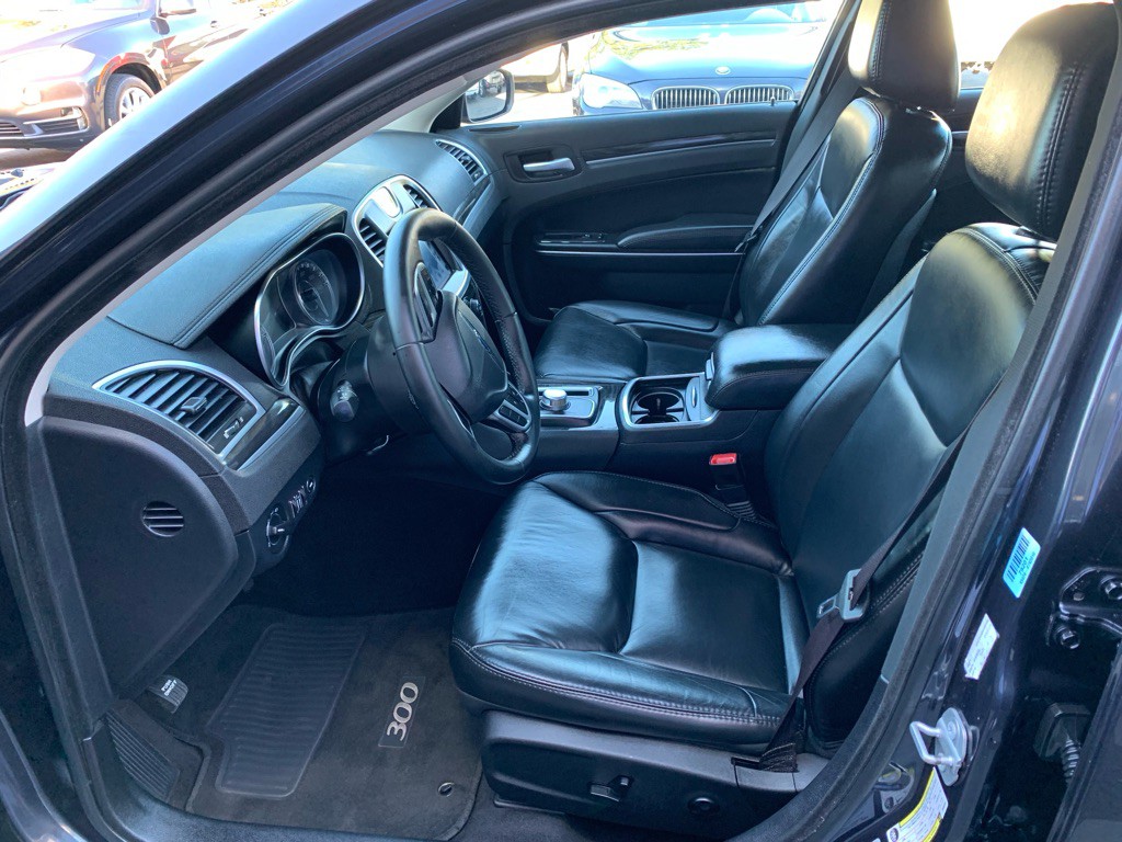 2017 Chrysler 300 Image 12