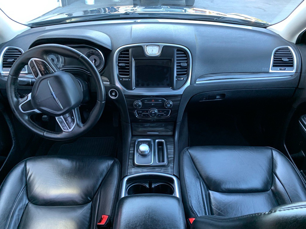 2017 Chrysler 300 Image 15