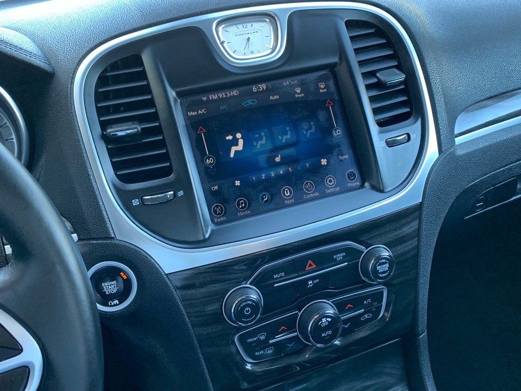 2017 Chrysler 300 Image 18