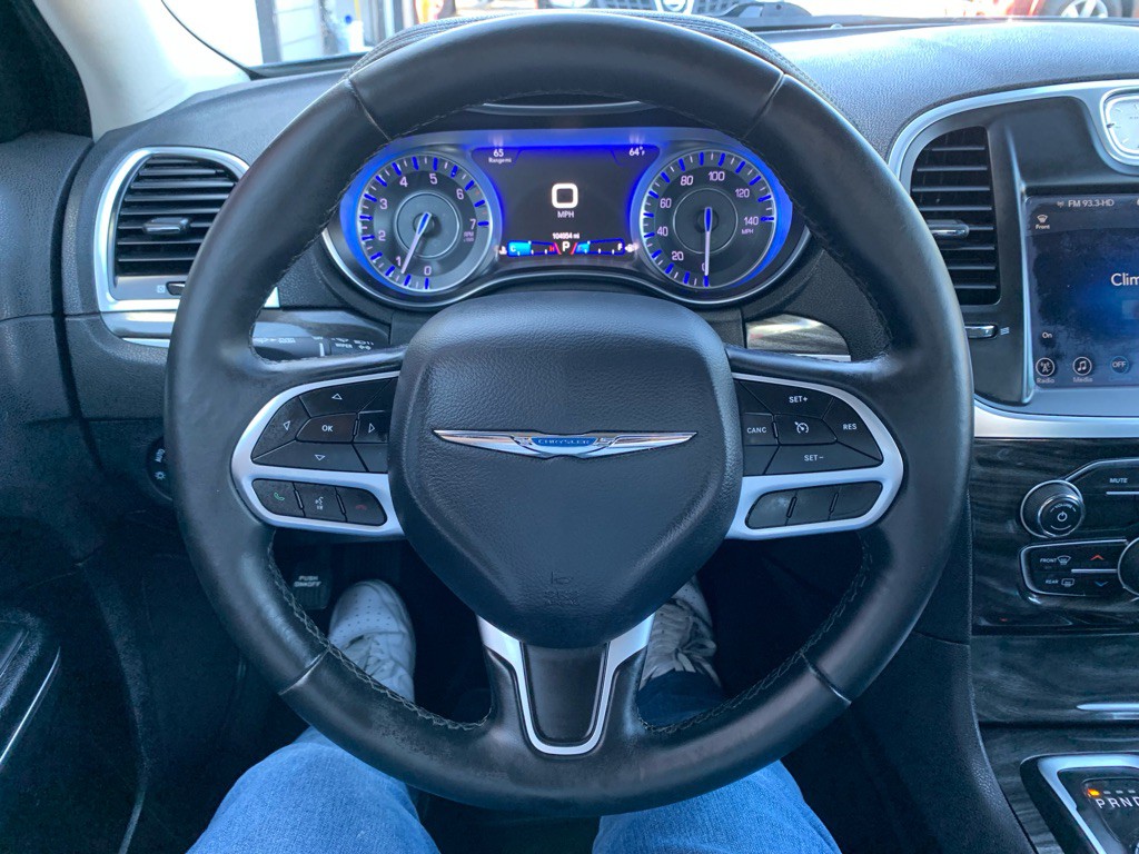 2017 Chrysler 300 Image 21