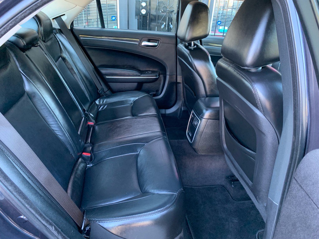 2017 Chrysler 300 Image 22