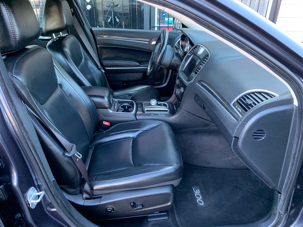 2017 Chrysler 300 Image 23