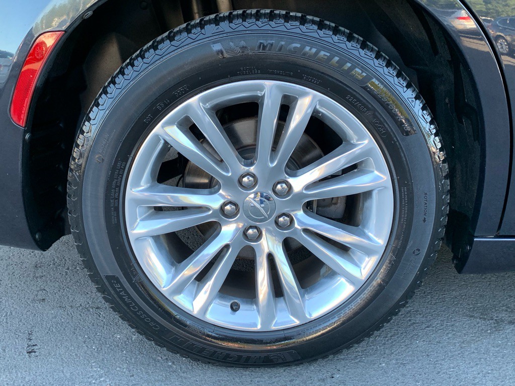 2017 Chrysler 300 Image 25
