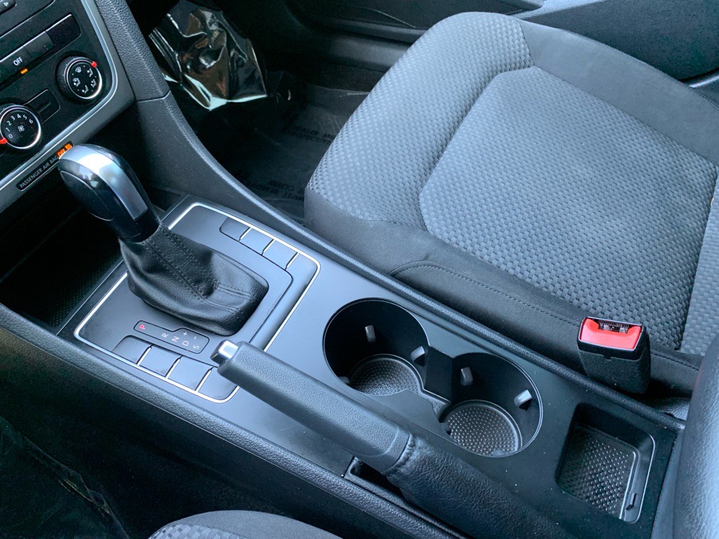 2015 Volkswagen Passat Image 16