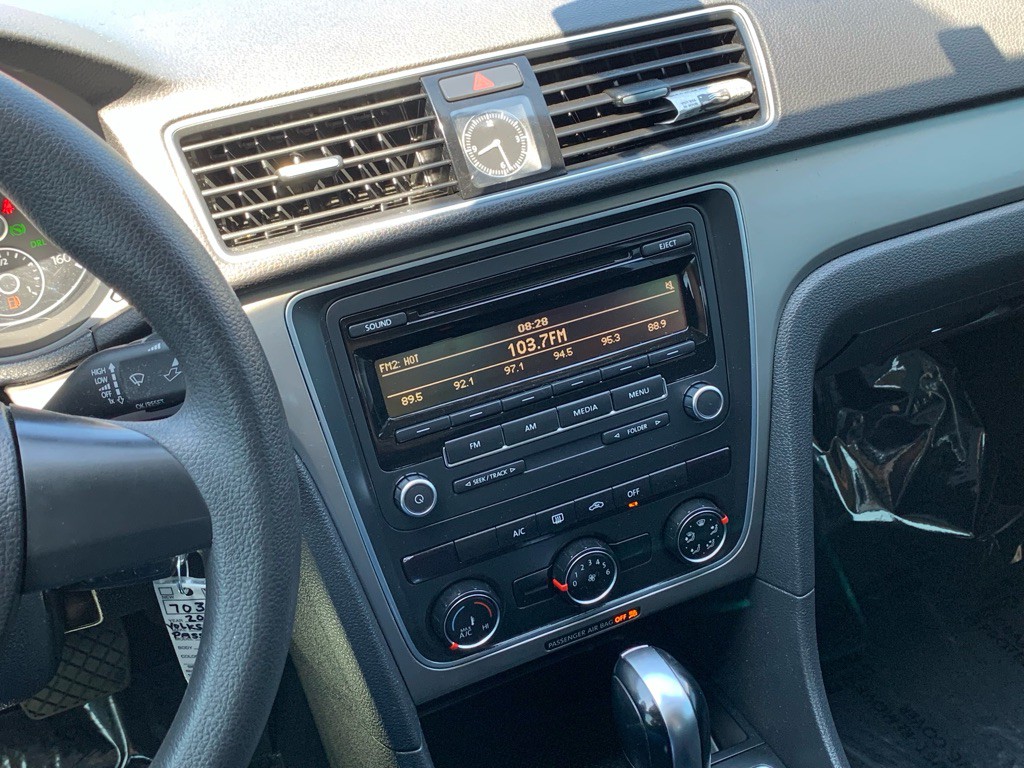 2015 Volkswagen Passat Image 17