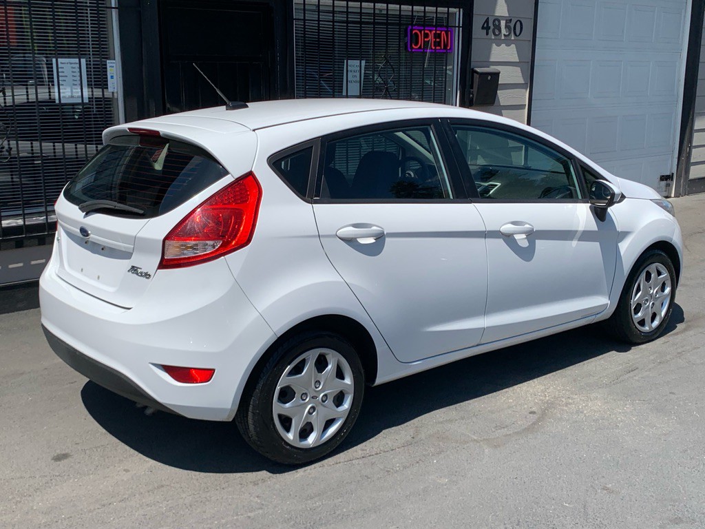 2012 Ford Fiesta Image 6