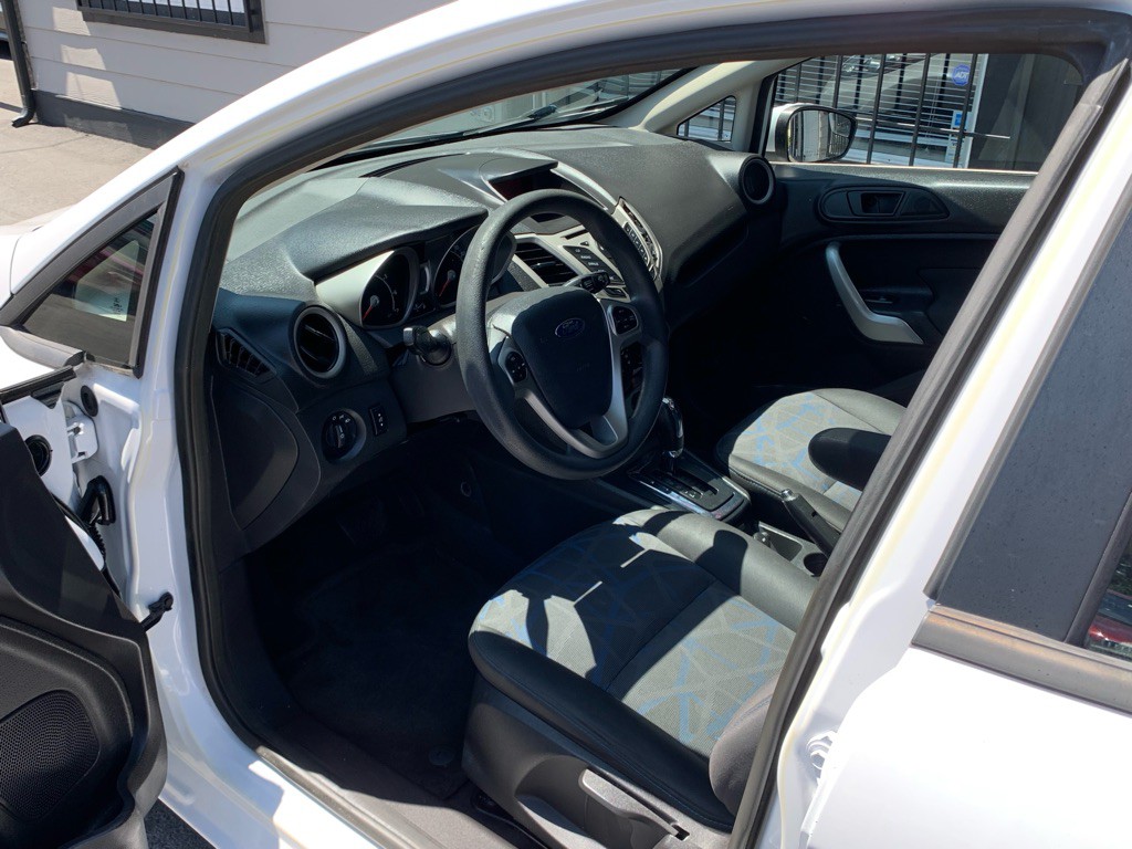 2012 Ford Fiesta Image 10