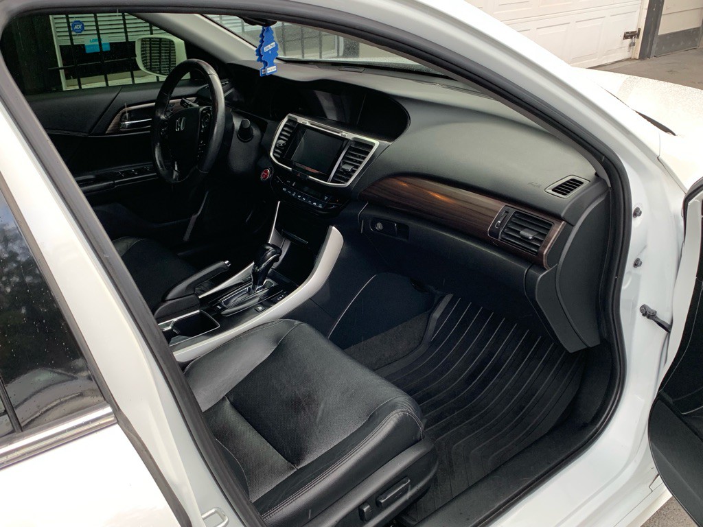 2017 Honda Accord Image 30