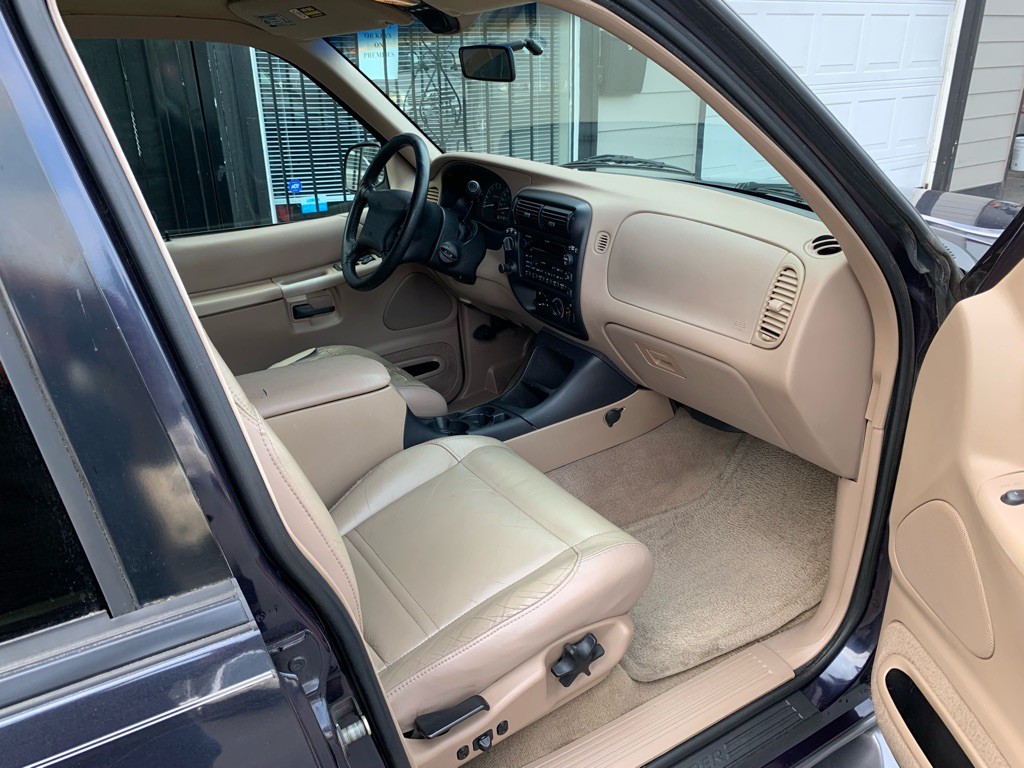 2000 Ford Explorer Image 18