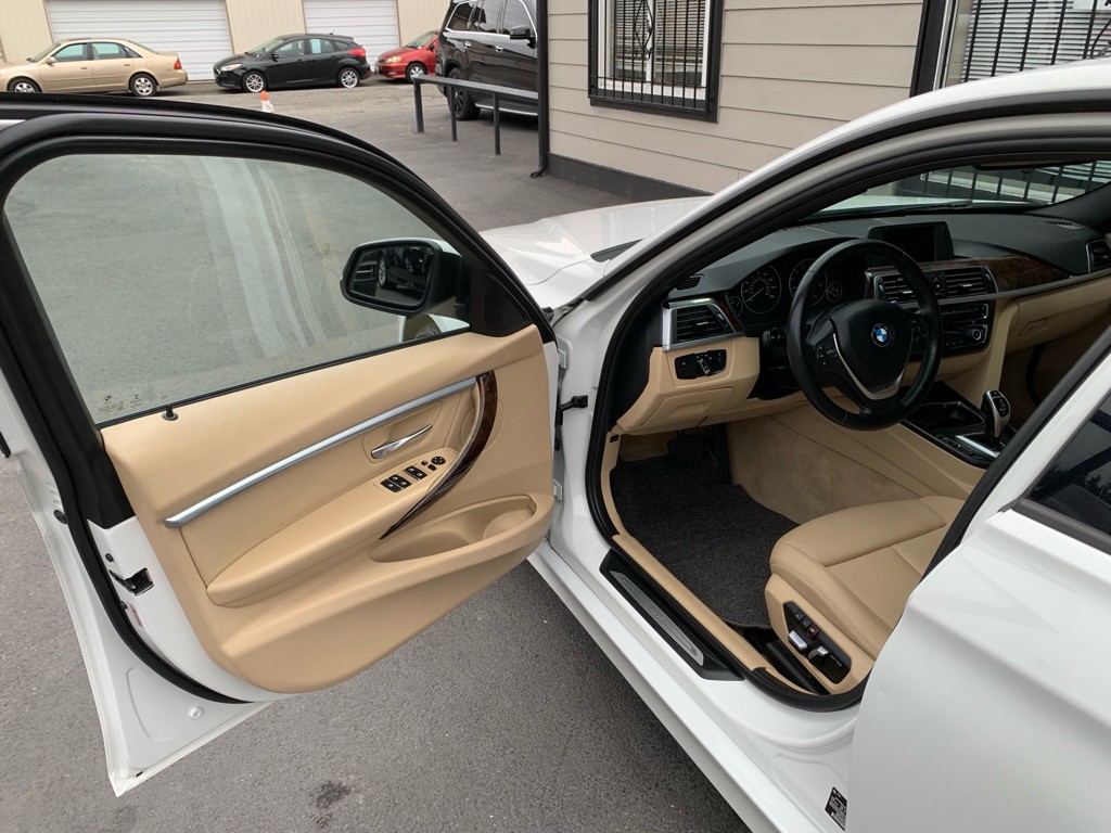 2016 BMW 3 Series Image 9