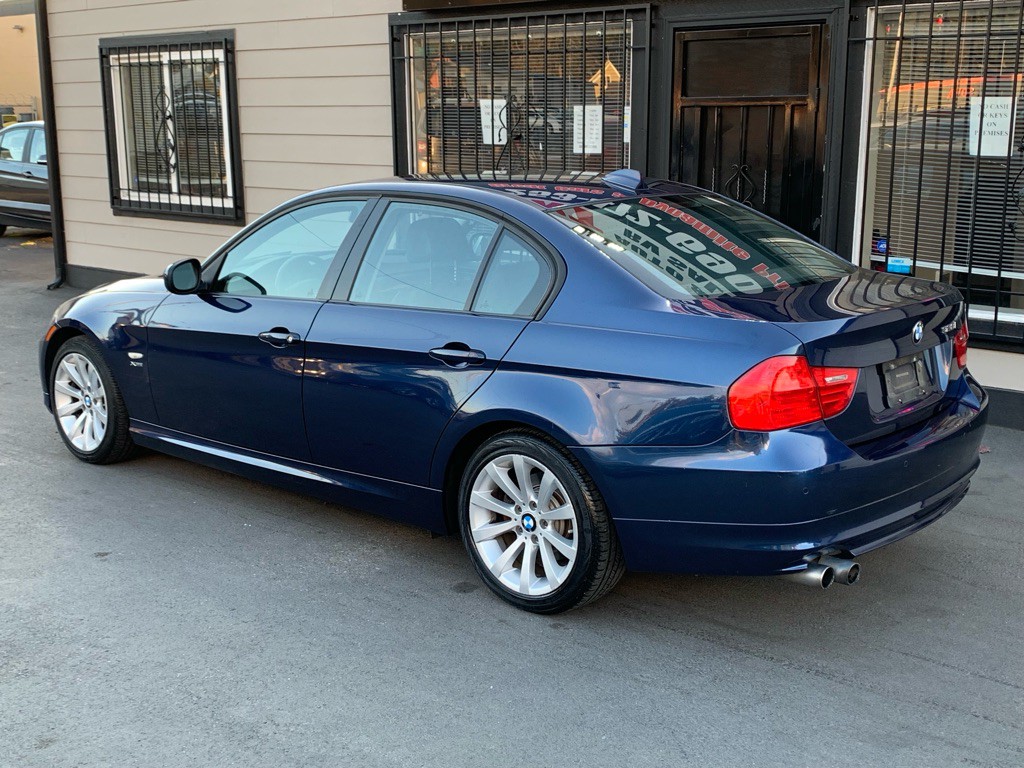 2011 BMW 3 Series Image 3