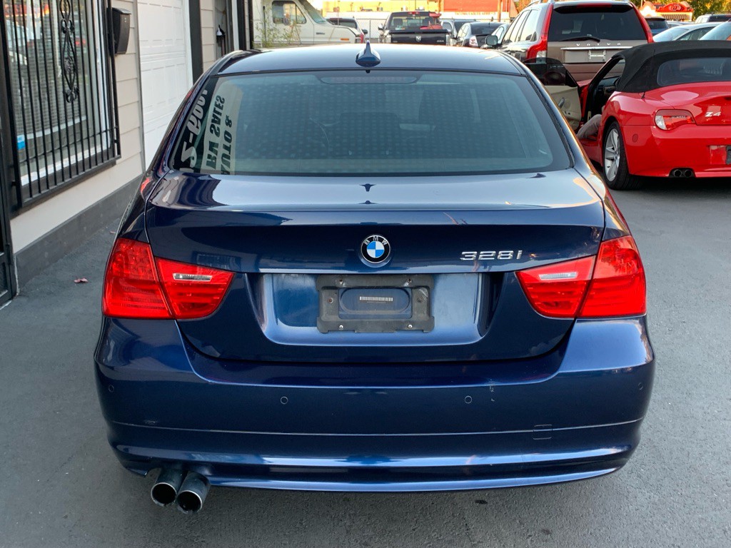 2011 BMW 3 Series Image 4