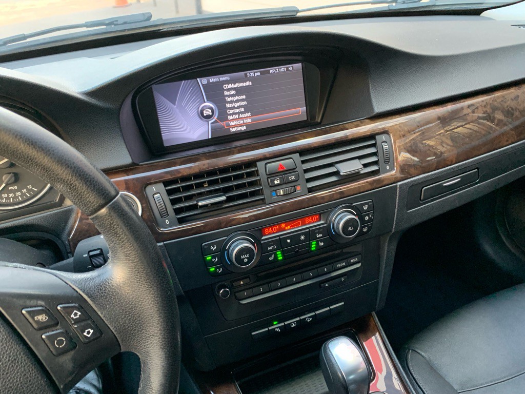 2011 BMW 3 Series Image 17