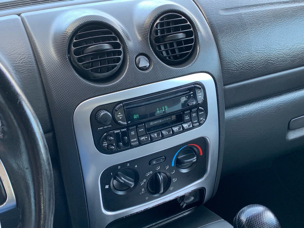 2003 Jeep Liberty Image 21