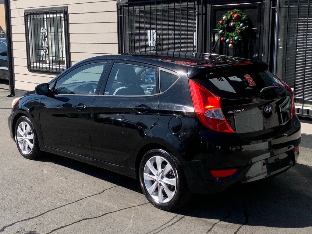 2012 Hyundai Accent Image 5