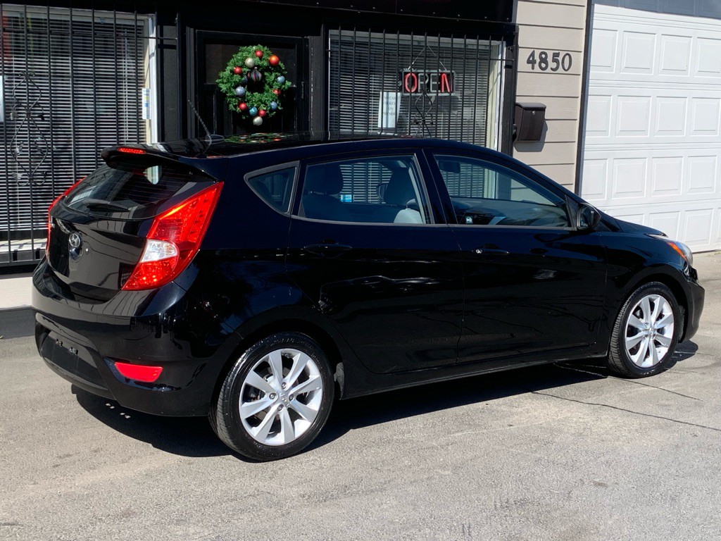2012 Hyundai Accent Image 8