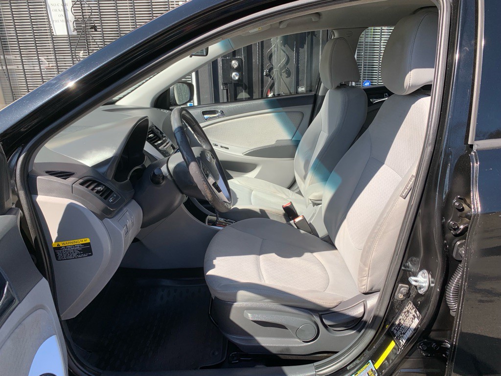 2012 Hyundai Accent Image 13
