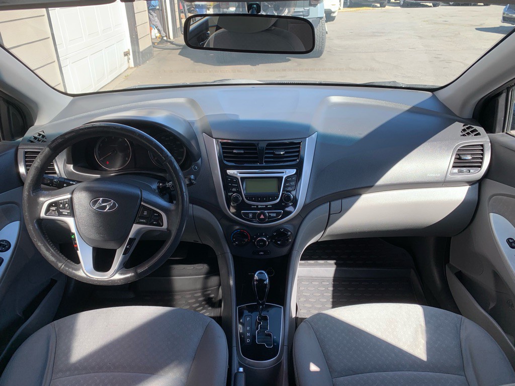 2012 Hyundai Accent Image 17