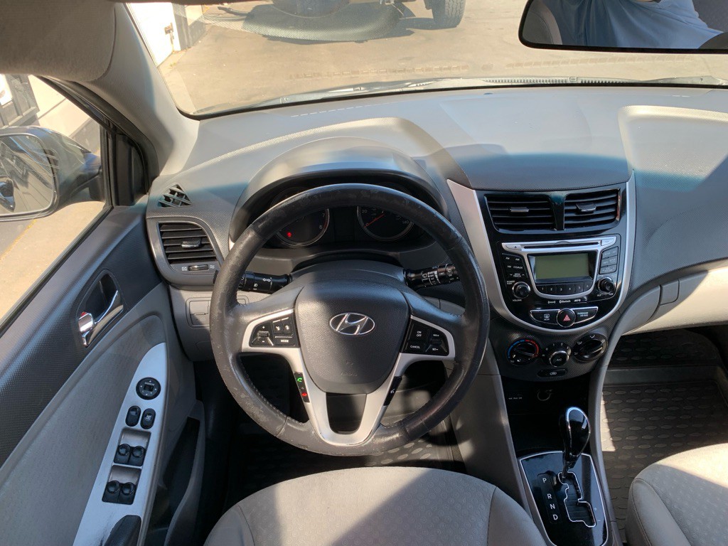 2012 Hyundai Accent Image 18