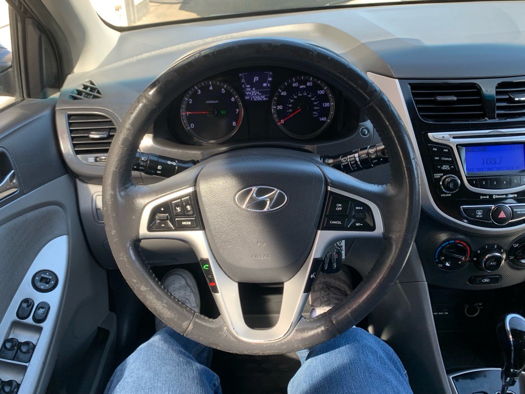 2012 Hyundai Accent Image 19