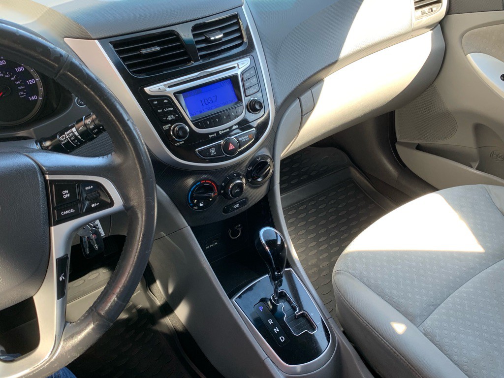 2012 Hyundai Accent Image 21