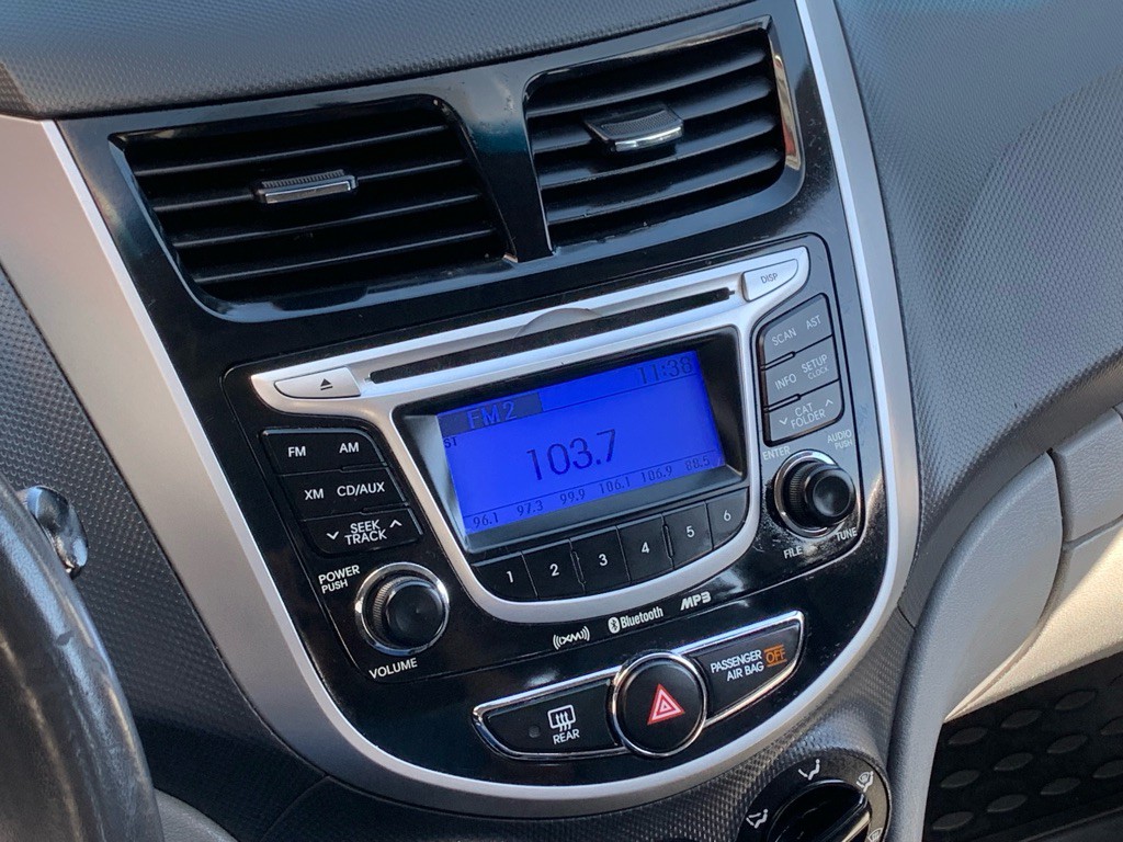 2012 Hyundai Accent Image 22