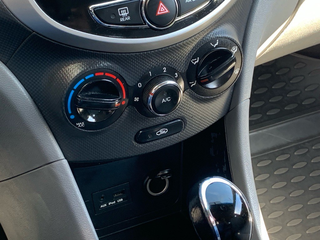2012 Hyundai Accent Image 23
